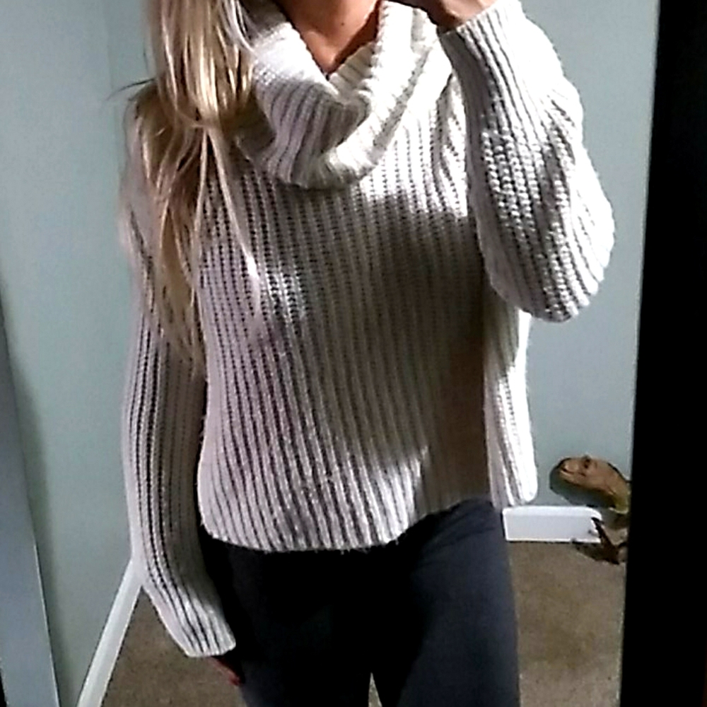 Cowl neck turtleneckSweater